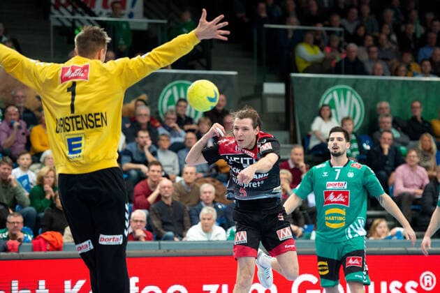 Minden, Deutschland 15.12.2019: 1. Handball-Bundesliga - 2019 2020 - GWD Minden vs. HC Erlangen (L-R) Espen Christensen (Minden), Johannes Sellin (Erlangen) Minden Nordrhein-Westfalen Deutschland Kampa Halle