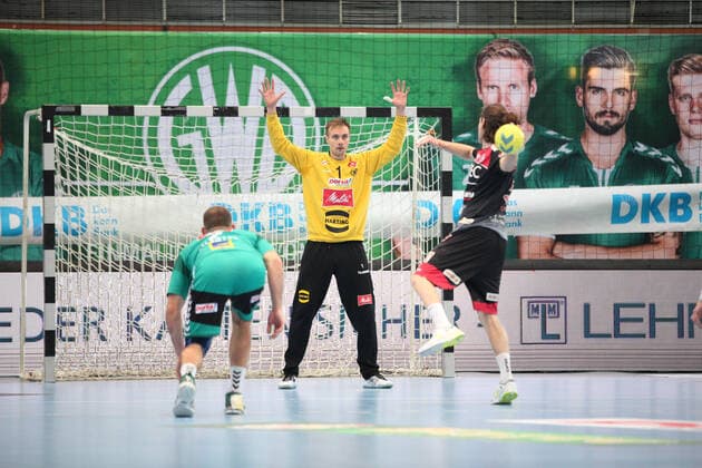 v.l. Lucas Meister (TSV GWD Minden 2), Espen Christensen (TSV GWD Minden 1), Johannes Sellin (HC Erlangen 5) GER, Handball, 1. Bundesliga, TSV GWD Minden gegen HC Erlangen, 15.12.2019 Minden Copyright: xStrohdiekx Eibner-Pressefotox EP_jsk