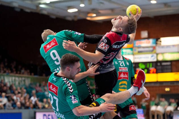 Minden, Deutschland 15.12.2019: 1. Handball-Bundesliga - 2019 2020 - GWD Minden vs. HC Erlangen (L-R) Christoffer Rambo (Minden), Max Staar (Minden), Christopher Bissel (Erlangen) Minden Nordrhein-Westfalen Deutschland Kampa Halle
