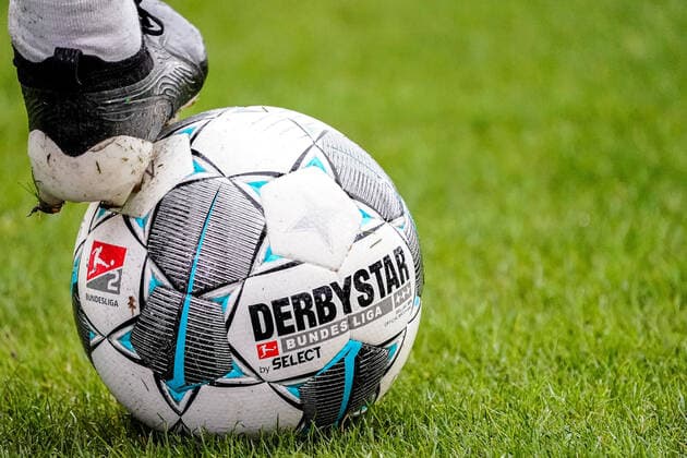 Ein Ball der Marke Derbystar Bundesliga Brillant Aps by Select liegt auf dem Rasen, offizieller Spielball, official Match Ball, Symbolfoto, Symbolbild, Symbol, 15.12.2019, Sandhausen (Deutschland), Fussball, 2. Bundesliga, SV Sandhausen - Hamburger SV, DFB DFL REGULATIONS PROHIBIT ANY USE OF PHOTOGRAPHS AS IMAGE SEQUENCES AND OR QUASI-VIDEO. *** A ball of the brand Derbystar Bundesliga Brillant Aps by Select lies on the grass, official match ball, official match ball, symbol photo, symbol picture, symbol, 15 12 2019, Sandhausen Germany , football, 2 Bundesliga, SV Sandhausen Hamburger SV, DFB DFL REGULATIONS PROHIBIT ANY USE OF PHOTOGRAPHS AS IMAGE SEQUENCES AND OR QUASI VIDEO xozx