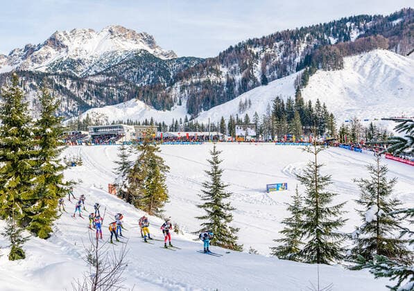 Bilder des Jahres 2019, Sport 12 Dezember 15.12.2019, Biathlonarena, Hochfilzen, AUT, IBU Weltcup Biathlon, Staffel, Herren, im Bild die Athleten auf der Strecke the athletes on the course during men s relay of BMW IBU Biathlon World Cup at the Biathlonarena in Hochfilzen, Austria on 2019 12 15. Hochfilzen *** 15 12 2019, Biathlon Arena, Hochfilzen, AUT, IBU World Cup Biathlon, Relay, Men, in picture the athletes on the course during men s relay of BMW IBU Biathlon World Cup at the Biathlon Arena in Hochfilzen, Austria on 2019 12 15 Hochfilzen  EP_ade  