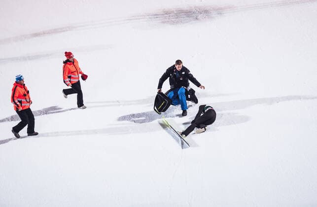 Bilder des Jahres 2019, Sport 12 Dezember 15.12.2019, Vogtland Arena, Klingenthal, GER, FIS Weltcup Skisprung, Klingenthal, Einzelbewerb, Herren, Wertungssprung, im Bild Sturz von Thomas Aasen Markeng (NOR) Crash of Thomas Aasen Markeng of Norway during men s Skijumping competition for the FIS Skijumping World Cup at the Vogtland Arena in Klingenthal, Germany on 2019 12 15. Klingenthal *** 15 12 2019, Vogtland Arena, Klingenthal, GER, FIS World Cup Ski Jump, Klingenthal, Individual Competition, Men, Scoring Jump, in picture fall of Thomas Aasen Markeng NOR Crash of Thomas Aasen Markeng of Norway during men s Skijumping competition for the FIS Skijumping World Cup at the Vogtland Arena in Klingenthal, Germany on 2019 12 15 Klingenthal  EP_fei  