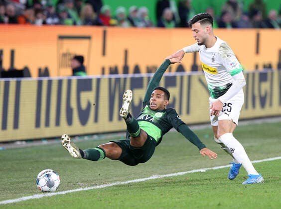 Bilder des Jahres 2019, Sport 12 Dezember Sport Bilder des Tages VfL vs Mönchengladbach, 1. BL Wolfsburg, 15.12.2019, FUßBALL - VfL Wolfsburg vs Borussia Mönchengladbach, 1. BL Saison 2019 20, Volkswagen Arena. Bild zeigt: Joao Victor (VfL Wolfsburg), Ramy Bensebaini (Borussia Mgladbach) DFL REGULATIONS PROHIBIT ANY USE OF PHOTOGRAPHS AS IMAGE SEQUENCES AND OR QUASI-VIDEO. Wolfsburg *** VfL vs. Mönchengladbach, 1 BL Wolfsburg, 15 12 2019, FOßBALL VfL Wolfsburg vs. Borussia Mönchengladbach, 1 BL Season 2019 20, Volkswagen Arena Picture shows Joao Victor VfL Wolfsburg , Ramy Bensebaini Borussia Mgladbach DFL REGULATIONS PROHIBIT ANY USE OF PHOTOGRAPHS AS IMAGE SEQUENCES AND OR QUASI VIDEO Wolfsburg