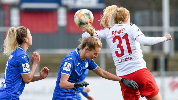 v.li.: Lena Lattwein (TSG, 6), Maximiliane Rall (Maxi Rall, TSG, 8), Rachel Rinast (Köln, 31), Kopfball, header, Dreikampf in der Luft, Aktion, Action, 15.12.2019, Köln (Deutschland), Fussball, Flyeralarm Frauen-Bundesliga, 1. FC Köln - TSG Hoffenheim, DFB DFL REGULATIONS PROHIBIT ANY USE OF PHOTOGRAPHS AS IMAGE SEQUENCES AND OR QUASI-VIDEO.