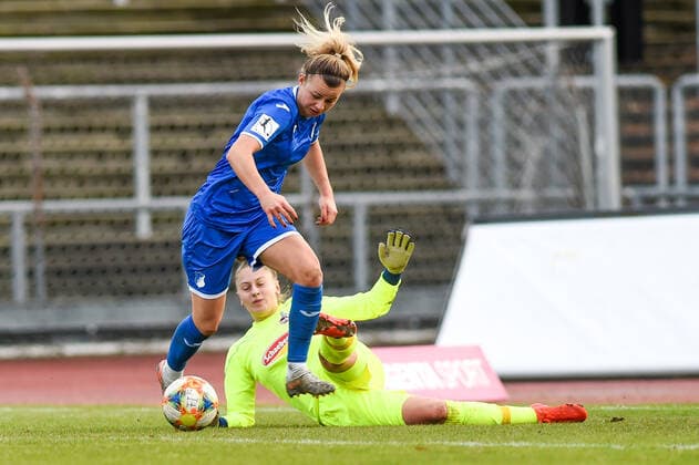 v.li.: Lena Lattwein (TSG, 6), Pauline Nelles (Torwart, Köln, 1), Zweikampf, Duell, duel, tackle, tackling, Dynamik, Action, Aktion, 15.12.2019, Köln (Deutschland), Fussball, Flyeralarm Frauen-Bundesliga, 1. FC Köln - TSG Hoffenheim, DFB DFL REGULATIONS PROHIBIT ANY USE OF PHOTOGRAPHS AS IMAGE SEQUENCES AND OR QUASI-VIDEO.