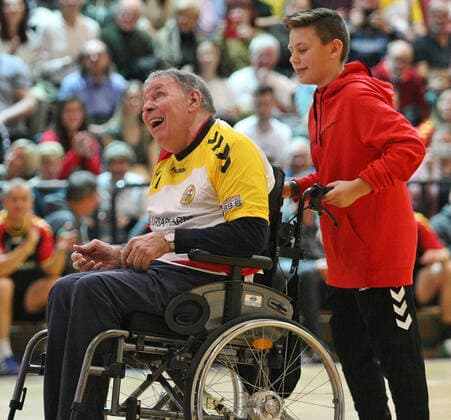 15.12.2019, xmohx, Handball URSAPHARM-Allstar-Spiel, All-Star-Team Deutschland (DHB) - Saarland Handball Allstars (Saar) emspor, v.l. Joachim Deckarm macht den Anwurf des Handballspiels (DFL DFB REGULATIONS PROHIBIT ANY USE OF PHOTOGRAPHS as IMAGE SEQUENCES and or QUASI-VIDEO) Homburg-Erbach