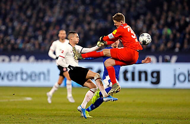 Bilder des Jahres 2019, Sport 12 Dezember Sport Bilder des Tages Schalke, Veltins-Arena, 15.12.19: Brutalo Faul von Torwart Alexander Nübel (R) Schalke) gegen Mijat Gacinovic der daraufhin die rote Karte bekommt im Spiel der 1. Bundesliga zwischen FC Schalke 04 vs. Eintracht Frankfurt in der Saison 2019 2020. DFL regulations prohibit any use of photographs as image sequences and or quasi-video. *** Schalke, Veltins Arena, 15 12 19 Brutalo Faul by goalkeeper Alexander Nübel R Schalke against Mijat Gacinovic who gets the red card in the game of the 1 Bundesliga between FC Schalke 04 vs Eintracht Frankfurt in the season 2019 2020 DFL regulations prohibit any use of photographs as image sequences and or quasi video