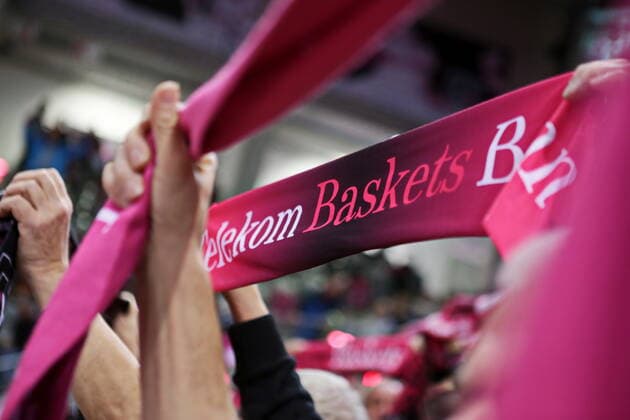 Zuschauer mit Schals Telekom Baskets Bonn vs. EWE Baskets Oldenburg , BBL-Pokal Viertelfinale