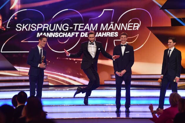 Bilder des Jahres 2019, Sport 12 Dezember Die Mannschaft des Jahres-das Team der Skispringer mit v.li:Stephan LEYHE,Markus EISENBICHLER-der einen Schuhplattler aufs Parkett legt, Karl GEIGER und Richard FREITAG. Mit Trophaeen.Proklamation , Gala Sportler des Jahres 2019 am 15.12.2019 im Kurhaus Baden Baden. *** The team of the year the team of ski jumpers with left Stephan LEYHE, Markus EISENBICHLER who puts a Schuhplattler on the floor, Karl GEIGER and Richard FREITAG With Trophaeen Proklamation, Gala Athlete of the Year 2019 on 15 12 2019 in the Kurhaus Baden Baden