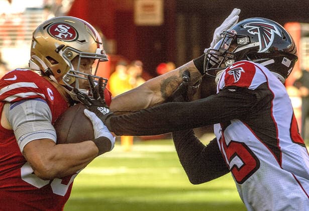 Bilder des Jahres 2019, Sport 12 Dezember Sport Bilder des Tages December 15, 2019, Santa Clara, California, U.S: San Francisco 49ers tight end George Kittle (85) shoves off Atlanta Falcons linebacker Deion Jones (45) on Sunday, December 15, 2019, at Levis Stadium in Santa Clara, California. The Falcons defeated the 49ers 29-22. NFL, American Football Herren, USA 2019: 49ers 22:29 Falcons - ZUMAg52_ 20191215_zap_g52_005 Copyright: xAlxGolubx