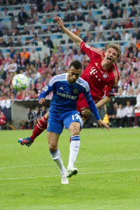 Der FC Bayern Muenchen trifft im Champions League Achtelfinale auf den FC Chelsea. Archivfoto: Jose BOSINGWA, Chelsea, (links), im Zweikampf mit Thomas MUELLER (M LLER), Bayern. Fussball, Champions League, FC Bayern Muenchen (M) - FC Chelsea London (CHE), 3:4 i.E. (1:1) Finale am 19.05.2012 in MUENCHEN M NCHEN F U S S B A L L A R E N A Deutschland. Â