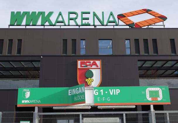 Fußball, Stadiongeschichte FC Augsburg Windschaden am Haupteingang zur WWK-Arena; FC Augsburg, Pressekonferenz vor dem Spiel gegen Fortuna Düsseldorf;
