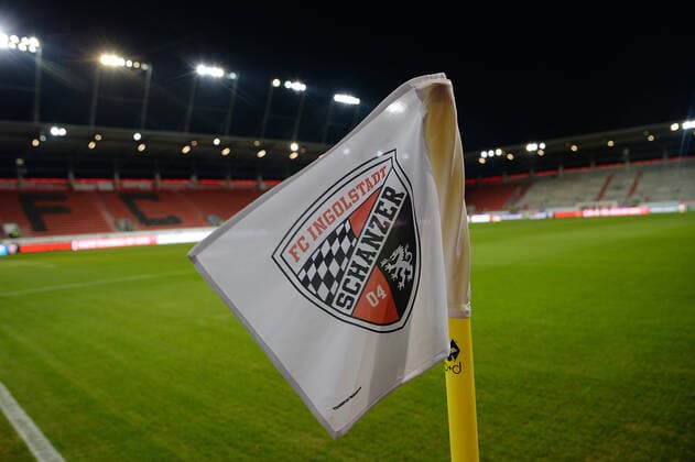 Fußball, Stadiongeschichte FC Ingolstadt 04 16.12.2019, xemx, Fussball 3.Liga, FC Ingolstadt - TSV 1860 Muenchen emspor, v.l. Eckfahne Audi Sportpark Stadion mit Wappen (DFL DFB REGULATIONS PROHIBIT ANY USE OF PHOTOGRAPHS as IMAGE SEQUENCES and or QUASI-VIDEO) Ingolstadt