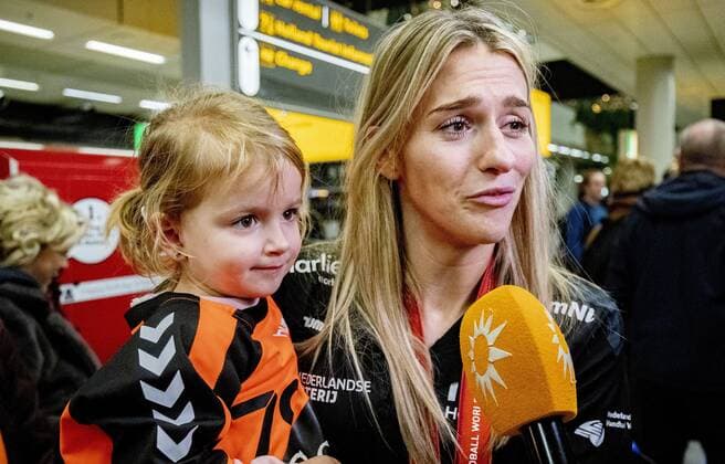 Schiphol, Plaza, 17-12-2019, Handball player Polman enjoys at Schiphol, after the World Cup in Japan Handball players at Schiphol Airport  x5828250x Copyright: