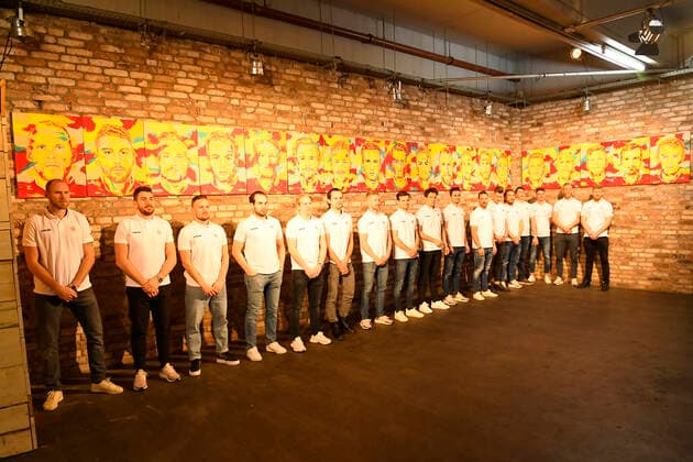 Eishockey DEL: Ausstellung DEG-Portraits Die Profis der Düsseldorfer EG aufgestellt vor ihrem gemaltem Portrait