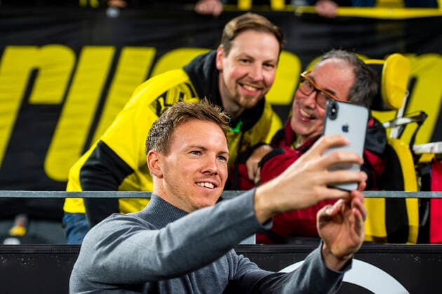 Fußball: 1. Bundesliga, Saison 2019 2020, 1. Spieltag, Borussia Dortmund - RB Leipzig am 17.12.2019 im Signal Iduna Park in Dortmund (Nordrhein-Westfalen). Leipzigs Trainer Julian Nagelsmann macht ein Selfie mit Dortmunder Fans. DFL REGULATIONS PROHIBIT ANY USE OF PHOTOGRAPHS AS IMAGE SEQUENCES AND OR QUASI-VIDEO. Copyright: xKirchner-Media Neundorfx