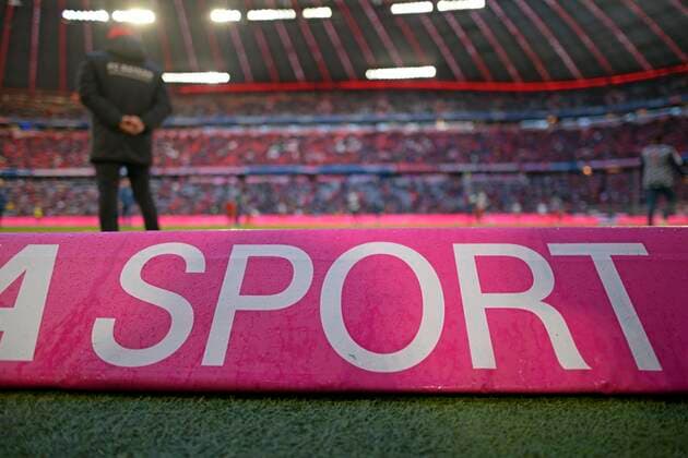14.12.2019, Fussball 1. Bundesliga 2019 2020, 15.Spieltag, FC Bayern München - SV Werder Bremen, in der Allianz-Arena München. Magenta Werbewürfel am Spielfeldrand.