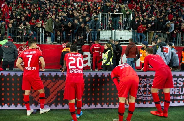 Bilder des Jahres 2019, Sport 12 Dezember Sport Themen der Woche KW51 Fußball: 1. Liga, Saison 2019 2020, 16. Spieltag, Bayer Leverkusen - Hertha BSC Berlin am 18.12.2019 in Leverkusen (Nordrhein-Westfalen). Entäuschung, Mimik, PAULINHO, Bayer 04 Leverkusen, Charles ARANGUIZ, Bayer 04 Leverkusen, ganze Figur, DFL REGULATIONS PROHIBIT ANY USE OF PHOTOGRAPHS AS IMAGE SEQUENCES AND OR QUASI-VIDEO. *** Soccer 1 League, Season 2019 2020, 16 Matchday, Bayer Leverkusen Hertha BSC Berlin on 18 12 2019 in Leverkusen North Rhine-Westphalia Disappointment, Mimic, PAULINHO, Bayer 04 Leverkusen, Charles ARANGUIZ, Bayer 04 Leverkusen, whole figure, DFL REGULATIONS PROHIBIT ANY USE OF PHOTOGRAPHS AS IMAGE SEQUENCES AND OR QUASI VIDEO Copyright: xKirchner ChristopherxNeundorfx
