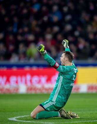 Sport Bilder des Tages 18. Dezember 2019: Freiburg, Fussball 1. Bundesliga, 16. Spieltag: SC Freiburg - FC Bayern Muenchen: Muenchens Torwart Manuel Neuer jubelt ueber den Treffer zum 1:0. DFL REGULATIONS PROHIBIT ANY USE OF PHOTOGRAPHS AS IMAGE SEQUENCES AND OR QUASI-VIDEO. *** 18 December 2019 Freiburg, Football 1 Bundesliga, 16 Matchday SC Freiburg FC Bayern Munich Munich goalkeeper Manuel Neuer rejoices over the goal to 1 0 DFL REGULATIONS PROHIBIT ANY USE OF PHOTOGRAPHS AS IMAGE SEQUENCES AND OR QUASI VIDEO