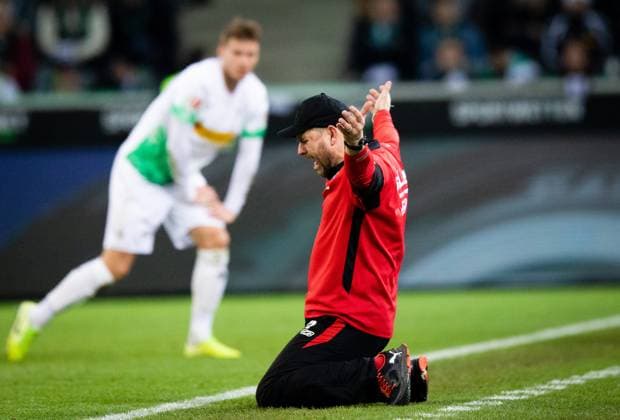 Sport Bilder des Tages Mönchengladbach, 18.12.2019 Trainer Steffen Baumgart (PB) verzweifelt Borussia Mönchengladbach - SC Paderborn