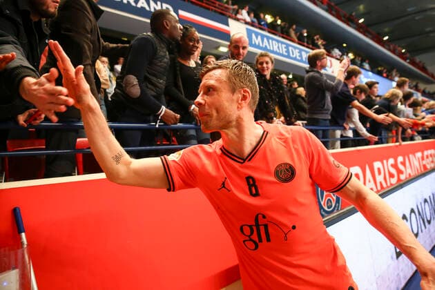 Gudjon Valur Sigurdsson (PSG Handball) salut supporters HANDBALL : Paris Saint Germain vs Dunkerque - Lidl Starligue - 18 12 2019 GwendolineLeGoff Panoramic 