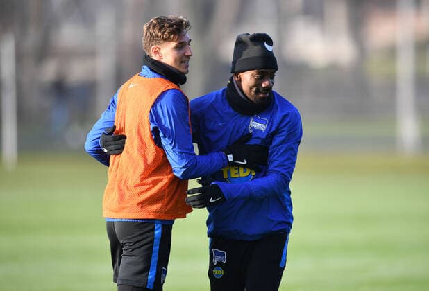 Fussball, Herren, Saison 2019 2020, 1. Bundesliga, Hertha BSC, Training, v. l. Niklas Stark (Hertha BSC), Salomon Kalou (Hertha BSC), 19.12. 2019, Copyright: xMatthiasxKochx
