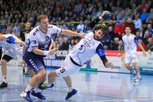 2.Bundesliga Handball VfL Luebeck-Schwartau - TSV Bayer Dormagen 20.12.2019, Hansehalle Luebeck, GER, 2.Bundesliga Handball VfL Luebeck-Schwartau - TSV Bayer Dormagen im Bild picture shows Patrick Hüter Hueter (TSV Bayer Dormagen) setzt sich gegen Fynn Ranke VfL Luebeck-Schwartau durch