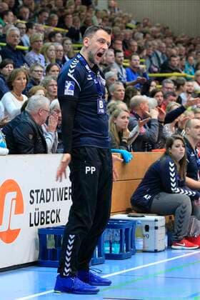 2.Bundesliga Handball VfL Luebeck-Schwartau - TSV Bayer Dormagen 20.12.2019, Hansehalle Luebeck, GER, 2.Bundesliga Handball VfL Luebeck-Schwartau - TSV Bayer Dormagen im Bild picture shows Trainer Piotr Przybecki VfL Luebeck-Schwartau ist wütend wuetend