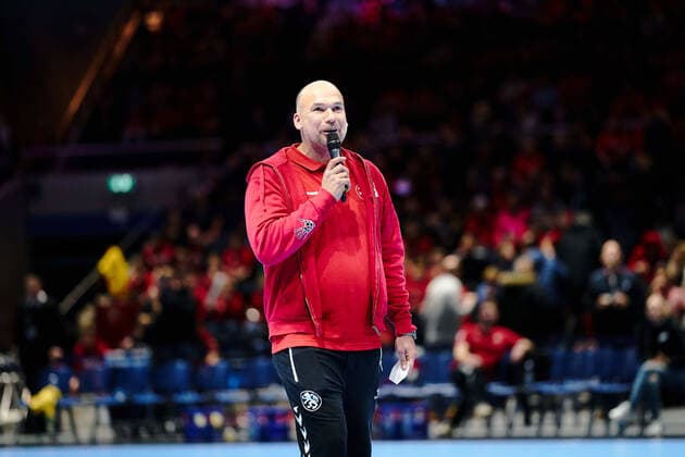 Volker Mudrow (Trainer MTV Braunschweig) begruesst die Zuschauer Rekordspiel: MTV Braunschweig - MTV Vorsfelde Rekordspiel: MTV Braunschweig - MTV Vorsfelde, Handball, Oberliga, Saison 2019 2020, 20.12.2019 Braunschweig Copyright: xDanielxReinelt xEibner-Pressefotox EP_drt