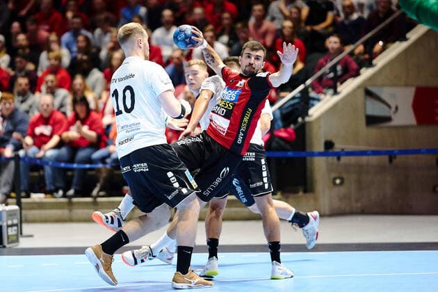 Marko Karaula (Nr. 4 MTV Braunschweig) wirft auf das gegnerische Tor Rekordspiel: MTV Braunschweig - MTV Vorsfelde Rekordspiel: MTV Braunschweig - MTV Vorsfelde, Handball, Oberliga, Saison 2019 2020, 20.12.2019 Braunschweig Copyright: xDanielxReinelt xEibner-Pressefotox EP_drt
