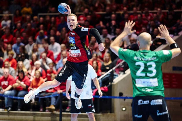 Bela Pieles (Nr. 25 MTV Braunschweig) wirft gegen Thomas Krueger (Nr. 23 MTV Vorsfelde) Rekordspiel: MTV Braunschweig - MTV Vorsfelde Rekordspiel: MTV Braunschweig - MTV Vorsfelde, Handball, Oberliga, Saison 2019 2020, 20.12.2019 Braunschweig Copyright: xDanielxReinelt xEibner-Pressefotox EP_drt