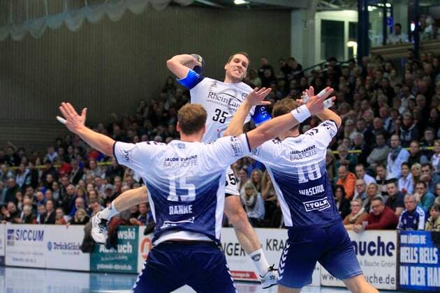 2.Bundesliga Handball VfL Luebeck-Schwartau - TSV Bayer Dormagen 20.12.2019, Hansehalle Luebeck, GER, 2.Bundesliga Handball VfL Luebeck-Schwartau - TSV Bayer Dormagen im Bild picture shows Ante Grbavac (TSV Bayer Dormagen) im Sprungwurf ueber Fynn Ranke VfL Luebeck-Schwartau und Martin Waschul VfL Luebeck-Schwartau