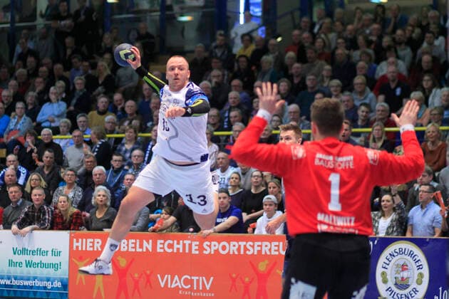 2.Bundesliga Handball VfL Luebeck-Schwartau - TSV Bayer Dormagen 20.12.2019, Hansehalle Luebeck, GER, 2.Bundesliga Handball VfL Luebeck-Schwartau - TSV Bayer Dormagen im Bild picture shows Carl Löfström Loefstroem (TSV Bayer Dormagen) im Sprungwurf auf das Tor von Torwart Marino Mallwitz VfL Luebeck-Schwartau