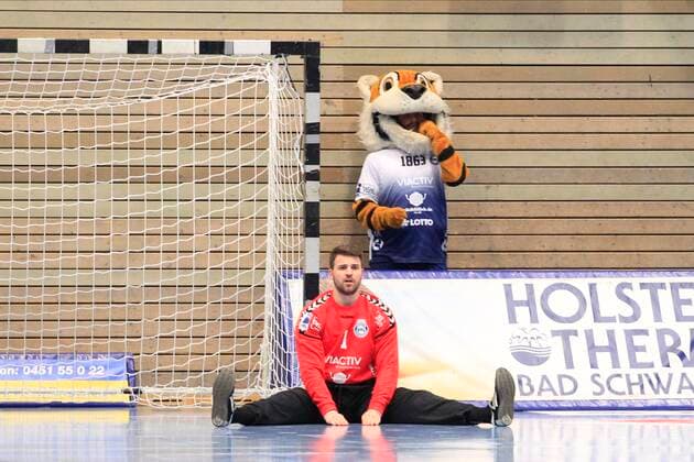 2.Bundesliga Handball VfL Luebeck-Schwartau - TSV Bayer Dormagen 20.12.2019, Hansehalle Luebeck, GER, 2.Bundesliga Handball VfL Luebeck-Schwartau - TSV Bayer Dormagen im Bild picture shows Torwart Marino Mallwitz VfL Luebeck-Schwartau ist ratlos fassungslos