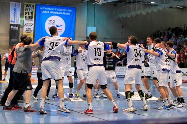 2.Bundesliga Handball VfL Luebeck-Schwartau - TSV Bayer Dormagen 20.12.2019, Hansehalle Luebeck, GER, 2.Bundesliga Handball VfL Luebeck-Schwartau - TSV Bayer Dormagen im Bild picture shows Schlussjubel. Jubelkreis von TSV Bayer Dormagen nach dem 28:32 Auswaertssieg