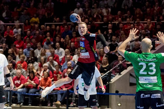 Bela Pieles (Nr. 25 MTV Braunschweig) am tor vor Thomas Krueger (MTV Vorsfelde 23) MTV Braunschweig - MTV Vorsfelde MTV Braunschweig - MTV Vorsfelde, Handball, Oberliga, Saison 2019 2020, 20.12.2019 Braunschweig Copyright: xDanielxReinelt xEibner-Pressefotox EP_drt