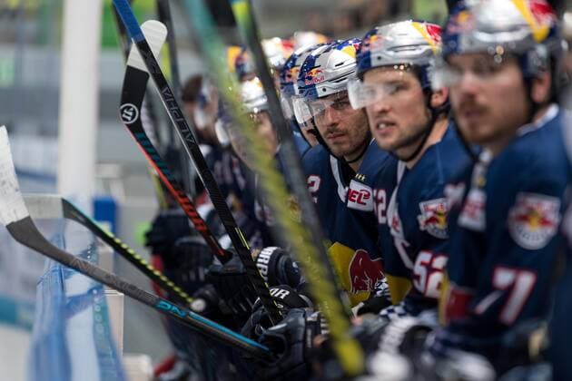 Bilder des Jahres 2019, Sport 12 Dezember Sport Themen der Woche KW51 Sport Bilder des Tages Eishockey, DEL, EHC Red Bull München - Augsburger Panther Im Bild Yasin EHLIZ (EHC Red Bull München, 42) auf der Bank. München Olympiaeisstadion München Bayern Deutschland *** Ice hockey, DEL, EHC Red Bull Munich Augsburg Panther In the picture Yasin EHLIZ EHC Red Bull Munich, 42 on the Bank Munich Olympic ice stadium Munich Bavaria Germany Copyright: Passion2Press MarkusxFischerx