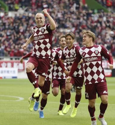 Bilder des Jahres 2019, Sport 12 Dezember Sport Themen der Woche KW51 Sport Bilder des Tages Football: Emperor s Cup in Japan Andres Iniesta (L) celebrates with teammates after opening the scoring during the first half of Vissel Kobe s 3-1 win over Shimizu S-Pulse in an Emperor s Cup football semifinal at Noevir Stadium in Kobe, western Japan, on Dec. 21, 2019. 