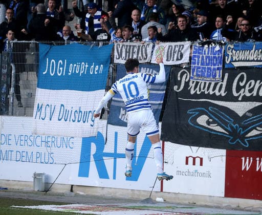 SG Sonnenhof Großaspach - MSV Duisburg Deutschland, Großaspach, 21.12.2019, Fussball, 3. Liga, Saison 2019 2020, SG Sonnenhof Großaspach - MSV Duisburg: Moritz Stoppelkamp Torschütze zum 1:1 Duisburg jubelt zu den Fans, DFL DFB REGULATIONS PROHIBIT ANY USE OF PHOTOGRAPHS AS IMAGE SEQUENCES AND OR QUASI-VIDEO. *** SG Sonnenhof Großaspach MSV Duisburg Germany, Großaspach, 21 12 2019, Football, 3 League, Season 2019 2020, SG Sonnenhof Großaspach MSV Duisburg Moritz Stoppelkamp Scorer to 1 1 Duisburg cheers to the fans, DFL DFB REGULATIONS PROHIBIT ANY USE OF PHOTOGRAPHS AS IMAGE SEQUENCES AND OR QUASI VIDEO