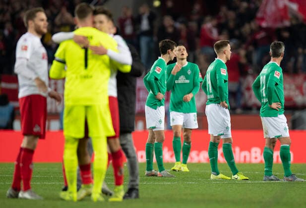 Bilder des Jahres 2019, Sport 12 Dezember Sport Themen der Woche KW51 Sport Bilder des Tages Fußball: 1. Bundesliga, Saison 2019 2020, 17. Spieltag, 1.FC Köln - SV Werder Bremen am 21.12.2019 im RheinEnergieStadion in Köln (Nordrhein-Westfalen). Entäuschung, Mimik, ganze Figur, Gestik, Mimik, DFL REGULATIONS PROHIBIT ANY USE OF PHOTOGRAPHS AS IMAGE SEQUENCES AND OR QUASI-VIDEO. *** Football 1 Bundesliga, Season 2019 2020, 17 Matchday, 1 FC Köln SV Werder Bremen on 21 12 2019 at the RheinEnergieStadion in Cologne North Rhine-Westphalia Disappointment, facial expression, whole figure, gestures, facial expressions, DFL REGULATIONS PROHIBIT ANY USE OF PHOTOGRAPHS AS IMAGE SEQUENCES AND OR QUASI VIDEO Copyright: xKirchner ChristopherxNeundorfx