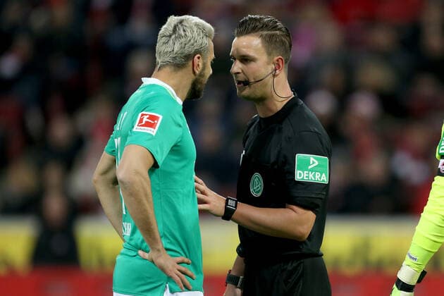 21.12.2019, Fussball, Saison 2019 2020, Bundesliga, 17. Spieltag - 1. FC Köln - SV Werder Bremen v. l. Claudio Pizarro (SV Werder Bremen) diskutiert mit Daniel Schlager (Schiedsrichter) über das Abseitstor. DFL REGULATIONS PROHIBIT ANY USE OF PHOTOGRAPHS AS IMAGE SEQUENCES AND OR QUASI-VIDEO. Köln RheinEnergieSTADION NRW Deutschland xRHR-FOTO DEx