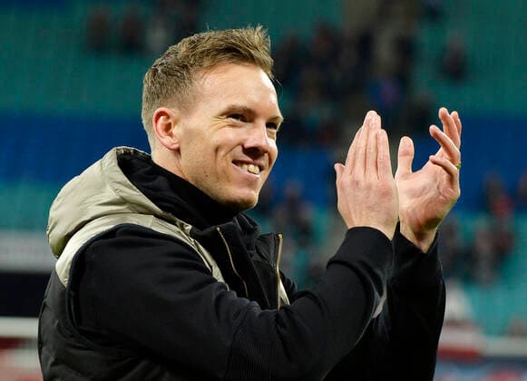 Fußball Bundesliga, Saison 2019 2020, 17. Spieltag, RB Leipzig vs. FC Augsburg (21.12.2019) 3:1 (0:1) Julian Nagelsmann (Trainer RB Leipzig) feiert nach dem Bundesliga-Spiel Leipzig gegen Augsburg (21.12.2019) vor dem Fanblock von RB Leipzig. Nagelsmann klatscht den Fans zu. Leipzig Sachsen Deutschland Red-Bull Arena *** Football Bundesliga, Season 2019 2020, 17 Matchday, RB Leipzig vs FC Augsburg 21 12 2019 3 1 0 1 Julian Nagelsmann Coach RB Leipzig celebrates after the Bundesliga match Leipzig vs Augsburg 21 12 2019 in front of the fan block of RB Leipzig Nagelsmann claps the fans to Leipzig Saxony Germany Red Bull Arena