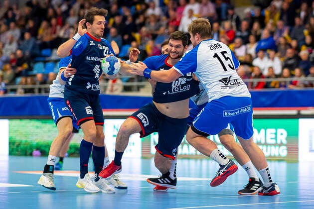 Bietigheim, Deutschland 21. Dezember 2019: Handball 2. BL - 19 20- SG BBM Bietigheim vs. TV Hüttenberg v.li. Jan Asmuth (SG BBM Bietigheim), Jonathan Fischer (Bietigheim), Moritz Zörb Zoerb (Huettenberg) Bietigheim Egetrans Arena Baden-Württemberg Deutschland