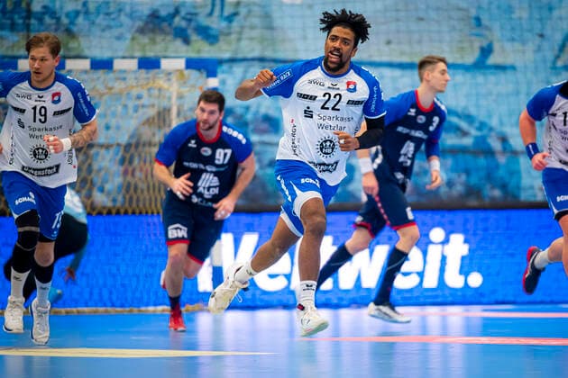 Bietigheim, Deutschland 21. Dezember 2019: Handball 2. BL - 19 20- SG BBM Bietigheim vs. TV Hüttenberg Dieudinne Mubenzem (Huettenberg) Jubel Freude Emotion Bietigheim Egetrans Arena Baden-Württemberg Deutschland