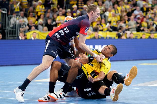 v.li.: Holger Glandorf (Flensburg, 9), Mads Mensah Larsen (RNL, 22), Jacob Heinl (Flensburg, 21, verdeckt), Zweikampf, Spielszene, Duell, duel, tackle, tackling, Dynamik, Action, Aktion, 21.12.2019, Mannheim (Deutschland), Handball, Bundesliga, Rhein-Neckar Löwen - SG Flensburg-Handewitt