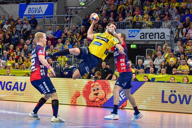 LIQUI MOLY Handball-Bundesliga 2019 2020 21.12.2019 Rhein-Neckar-Löwen - SG Flensburg-Handewitt, SAP-Arena Mannheim Holger Glandorf (SG Flensburg-Handewitt, 9) foult Romain Lagarde (RNL, 8) und erhält nach die rote Karte. Rote Karte. Penalty. Foul., 21.12.2019, Mannheim (Deutschland), Handball, Bundesliga, Rhein-Neckar Löwen - SG Flensburg-Handewitt