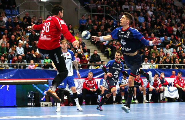 21.12.2019, Deutschland, Bietigheim, Handball 2. Bundesliga Herren Saison 2019 2020 SG BBM Bietigheim vs. TV 05 07 Hüttenberg: v.l. Nikolai Weber (TVH), Nikola Vlahovic (BBM)
