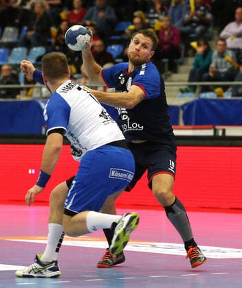 21.12.2019, Deutschland, Bietigheim, Handball 2. Bundesliga Herren Saison 2019 2020 SG BBM Bietigheim vs. TV 05 07 Hüttenberg: v.l. Moritz Lambrecht (TVH), Michael Kraus (BBM)