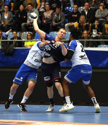 21.12.2019, Deutschland, Bietigheim, Handball 2. Bundesliga Herren Saison 2019 2020 SG BBM Bietigheim vs. TV 05 07 Hüttenberg: v.l. Merlin Fuß (TVH), Jonas Link (BBM), Dieudonne Mubenzem (TVH)