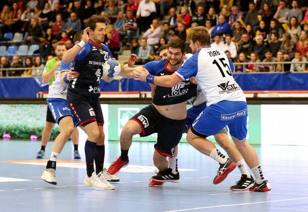 21.12.2019, Deutschland, Bietigheim, Handball 2. Bundesliga Herren Saison 2019 2020 SG BBM Bietigheim vs. TV 05 07 Hüttenberg: v.l. Jan Asmuth (BBM), Dominik Claus (BBM), Moritz Zörb (TVH)